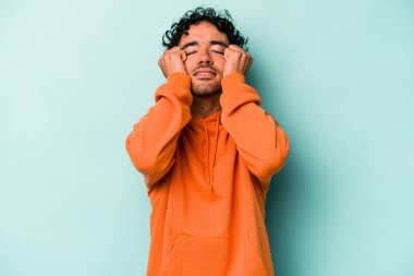 Beyaz arka planda izole edilmiş beyaz bir adam ağlıyor, bir şeyden memnun değil, acı ve kafa karışıklığı konsepti..