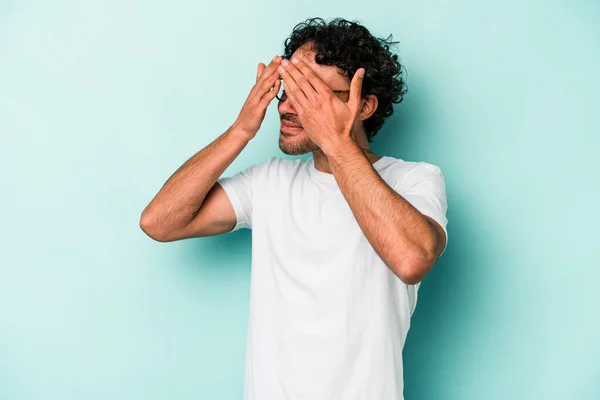 Νεαρός Καυκάσιος Άνδρας Απομονωμένος Λευκό Φόντο Φοβάται Καλύψει Μάτια Χέρια — Φωτογραφία Αρχείου