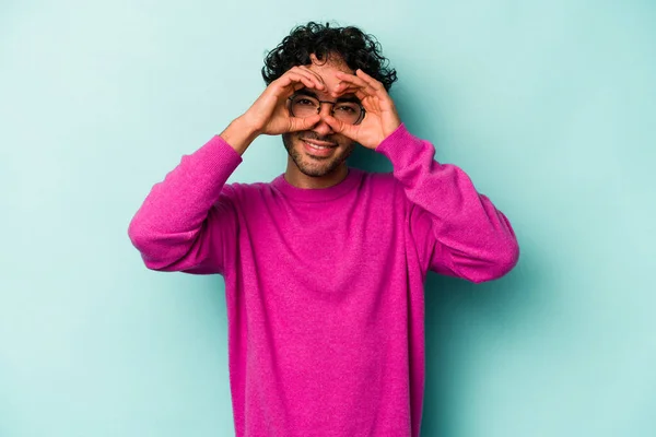 Junge Kaukasische Mann Isoliert Auf Weißem Hintergrund Zeigt Okay Zeichen — Stockfoto