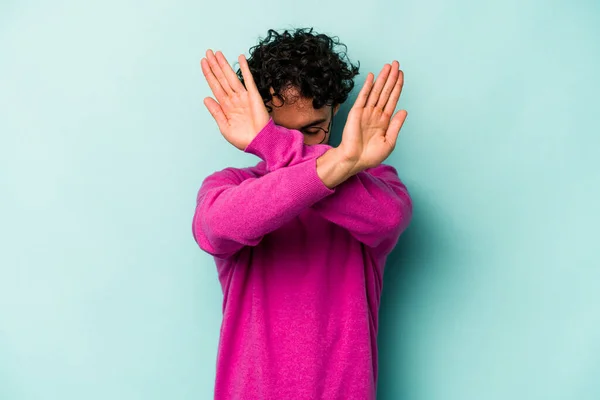 Junger Kaukasischer Mann Auf Weißem Hintergrund Isoliert Zwei Arme Verschränkt — Stockfoto