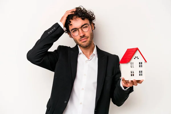 Jonge Kaukasische Zakenman Houdt Een Speelgoedhuis Geïsoleerd Witte Achtergrond Wordt — Stockfoto