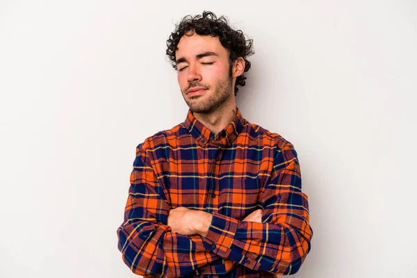 Beyaz arka planda izole genç beyaz adam tekrarlanan bir görevden yoruldu.