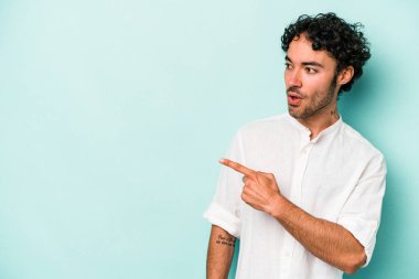 Beyaz arka planda izole genç beyaz adam parmak uzakta, gülüyor ve kaygısız.