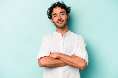 Beyaz arka planda izole edilmiş genç beyaz adam mutlu, güler yüzlü ve neşeli..