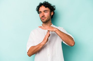 Beyaz arka planda izole edilmiş genç beyaz bir adam bir mola hareketi gösteriyor..