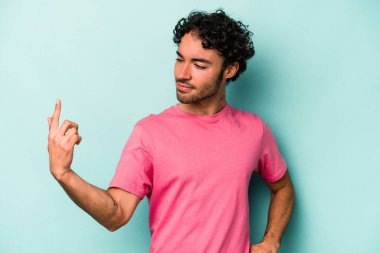 Beyaz arka planda izole edilmiş genç beyaz bir adam seni işaret ediyor. Sanki davet ediliyormuş gibi..
