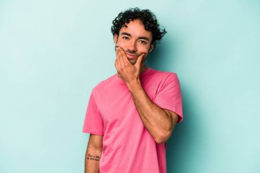 Beyaz arka planda izole genç beyaz adam iki seçenek arasında şüphe.