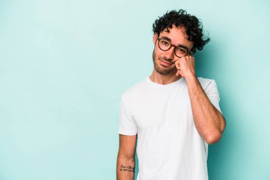 Beyaz arka planda izole edilmiş, üzgün ve dalgın hisseden genç beyaz bir adam fotokopi alanına bakıyor..