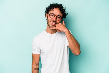 Beyaz arka planda izole edilmiş genç beyaz bir adam parmakları olan bir cep telefonu hareketi gösteriyor..