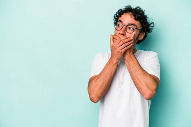 Beyaz arka planda izole edilmiş beyaz tenli genç adam ağzını eliyle kapatan bir fotokopi odasına bakıyor..