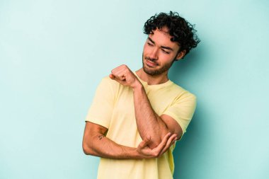 Beyaz arka planda soyutlanmış genç beyaz bir adam kafası karışmış, şüpheli ve güvensiz hissediyor..