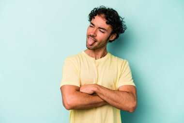 Beyaz arka planda izole edilmiş genç beyaz bir adam. Komik ve dost canlısı bir dil uzatıyor..