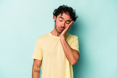 Beyaz arka planda izole edilmiş, sıkılmış, yorgun ve dinlenmeye ihtiyacı olan genç beyaz bir adam..