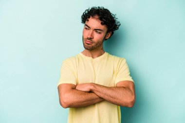 Beyaz arka planda izole genç beyaz adam tekrarlanan bir görevden yoruldu.