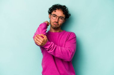 Beyaz arka planda izole olmuş genç beyaz bir adam stresten dolayı boynu ağrıyor, masaj yapıyor ve elle dokunuyor..