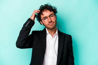 Kafkasyalı genç iş adamı mavi arka planda izole edilmiş, şok olmuş bir şekilde, önemli bir toplantıyı hatırladı..