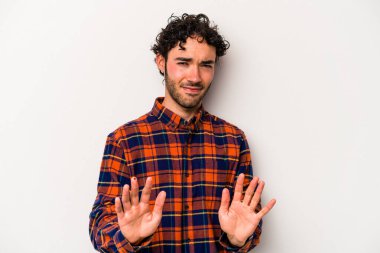 Beyaz arka planda izole edilmiş genç beyaz bir adam tiksinti belirtisi gösteren birini reddediyor..