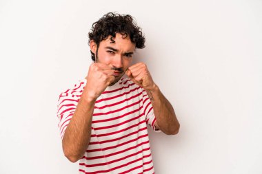 Beyaz arka planda izole olmuş genç beyaz bir adam bir tartışma yüzünden yumruk atıyor, sinirleniyor, kavga ediyor, boks yapıyor..