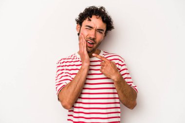 Beyaz arka planda izole genç beyaz adam güçlü bir diş ağrısı, azıdişi ağrısı var..