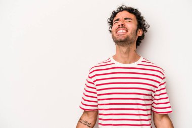 Beyaz arka planda izole genç beyaz adam çok kızgın, öfke kavramı bağırıyor, hayal kırıklığına uğramış.