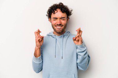 Beyaz arka planda izole genç beyaz adam şans dilemek için şans diliyor.