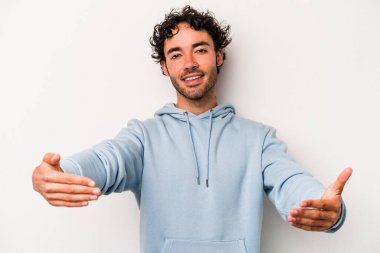 Beyaz arka planda izole edilmiş beyaz bir genç hoş bir ifade sergiliyor..