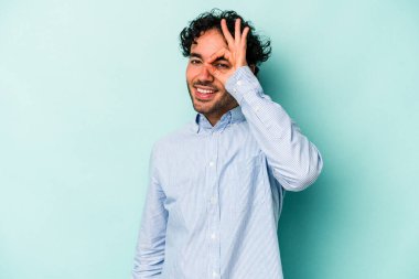 Beyaz arka planda izole genç beyaz adam heyecanlı tamam göz jesti tutmak.