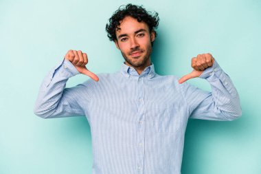 Beyaz arka planda izole edilmiş genç beyaz adam gururlu ve kendinden emin hissediyor, örnek olarak..