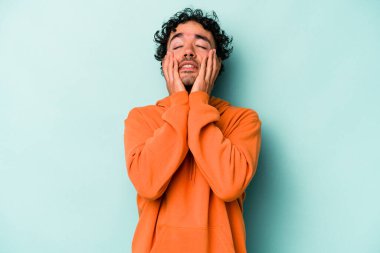 Beyaz arka planda ağlayan ve sızlanan beyaz tenli genç bir adam var..