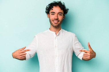 Beyaz arka planda izole edilmiş genç beyaz bir adam parmakları aşağıda, olumlu bir his var..