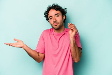 Beyaz arka planda izole genç beyaz adam onun hiç parası olmadığını gösteriyor.