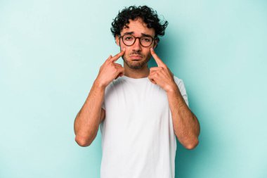 Beyaz arka planda izole edilmiş beyaz bir adam ağlıyor, bir şeyden memnun değil, acı ve kafa karışıklığı konsepti..