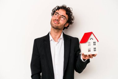 Beyaz arka planda izole edilmiş bir oyuncak evi tutan Kafkasyalı genç iş adamı hedeflerine ve amaçlarına ulaşma hayali kuruyor.