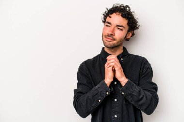 Kafkasyalı genç bir adam beyaz arka planda izole edildi. Aklında bir plan oluşturdu..