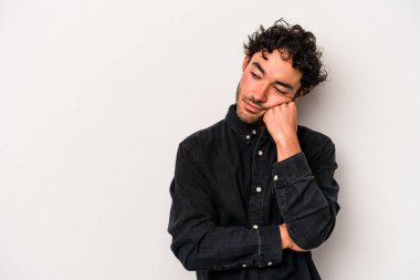 Beyaz arka planda izole edilmiş, üzgün ve dalgın hisseden genç beyaz bir adam fotokopi alanına bakıyor..