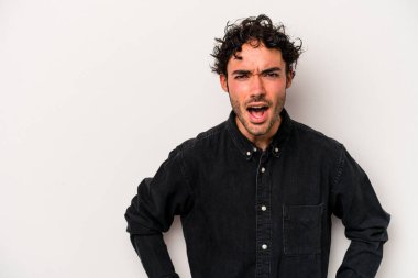 Beyaz arka planda izole genç beyaz adam çok kızgın, öfke kavramı bağırıyor, hayal kırıklığına uğramış.