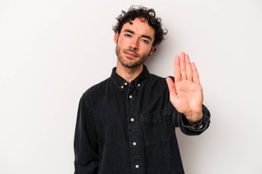 Beyaz arka planda izole edilmiş genç beyaz bir adam elini uzatmış, dur işareti göstererek seni engelliyor..