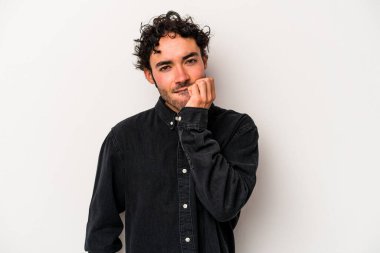 Beyaz arka planda izole edilmiş, tırnak yiyen, gergin ve endişeli genç bir beyaz adam..