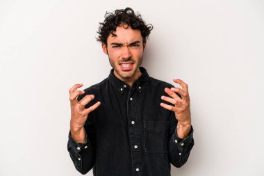 Beyaz arka planda izole edilmiş genç beyaz adam gergin elleriyle çığlık atıyor..