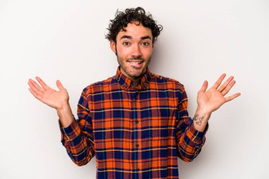 Beyaz arka planda izole edilmiş genç beyaz bir adam. Kafası karışmış ve omuz silkiyor. Kopya alanını tutmak için..