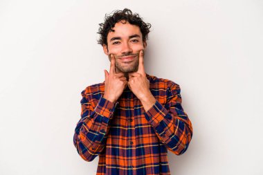 Beyaz arka planda izole genç beyaz adam iki seçenek arasında şüphe.