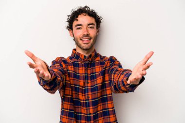 Beyaz arka planda izole edilmiş genç beyaz adam kameraya sarıldığı için kendinden emin hissediyor..