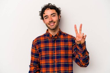 Beyaz arka planda izole edilmiş genç beyaz bir adam neşeli ve kaygısız parmakları olan bir barış sembolü gösteriyor..