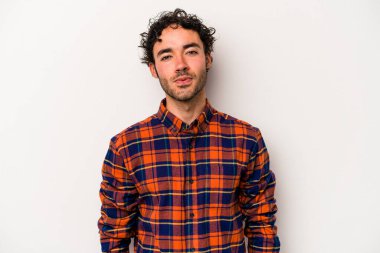 Beyaz arka planda izole olmuş beyaz tenli genç adamın yanakları şişer, yorgun bir ifadesi vardır. Yüz ifadesi kavramı.