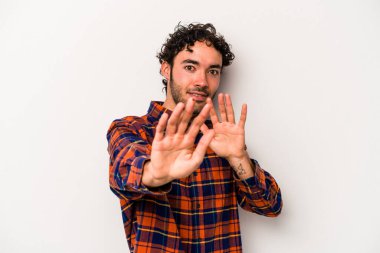 Beyaz arka planda izole genç beyaz adam yakın bir tehlike nedeniyle şoka uğruyor