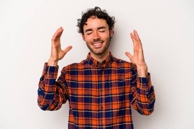 Beyaz arka planda izole edilmiş beyaz bir adam neşeli bir şekilde gülüyor. Mutluluk kavramı.