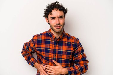 Beyaz arka planda karaciğer ağrısı çeken, karnı ağrıyan genç beyaz bir adam..