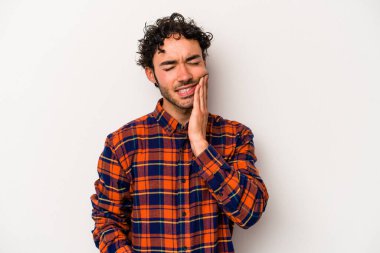 Beyaz arka planda izole genç beyaz adam güçlü bir diş ağrısı, azıdişi ağrısı var..