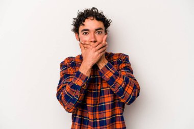 Beyaz arka planda izole edilmiş genç beyaz bir adam ağzı kapalı ve elleri endişeli görünüyor..