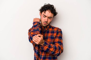 Beyaz arka planda izole edilmiş beyaz tenli genç bir adam kötü bir hareketin ardından acı çekiyor..